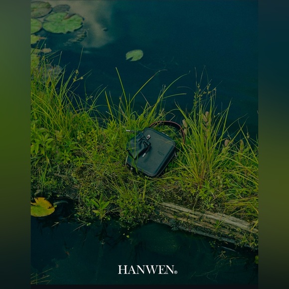 Hanwen New York Camera & AirPod pouch bag - Picture 2 of 5